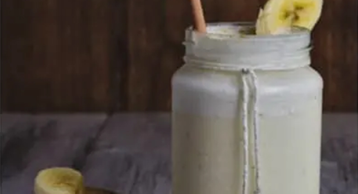 Batido de yogur, plátano de temporada y galletas