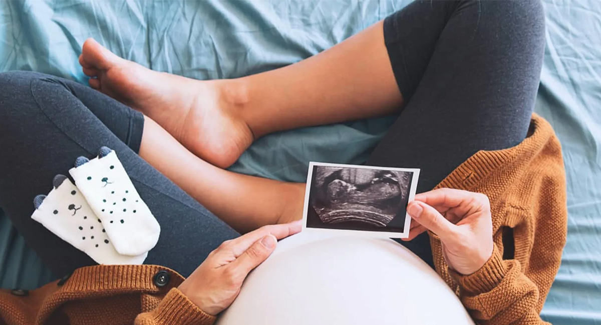 Women with ultrasound image